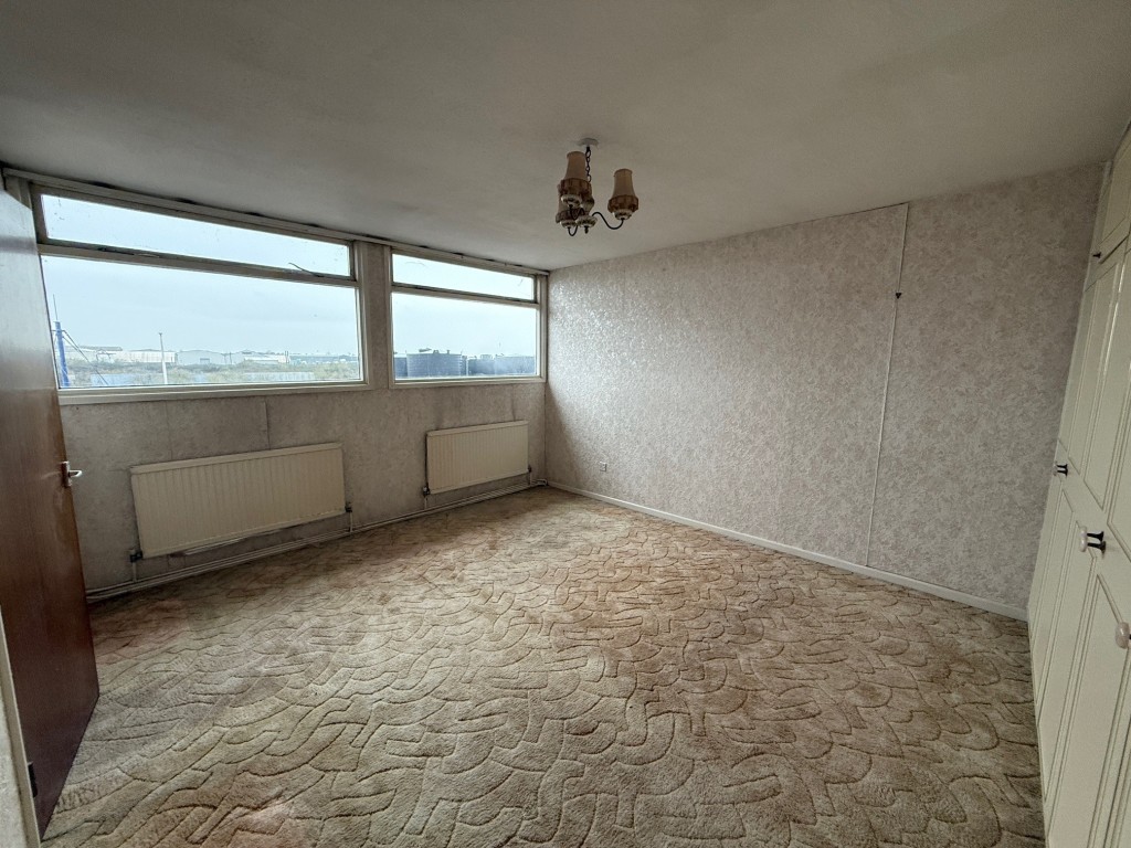 Lot: 18 - MIXED USE PREMISES WITH POTENTIAL ON QUAYSIDE - Bedroom two with windows to the front